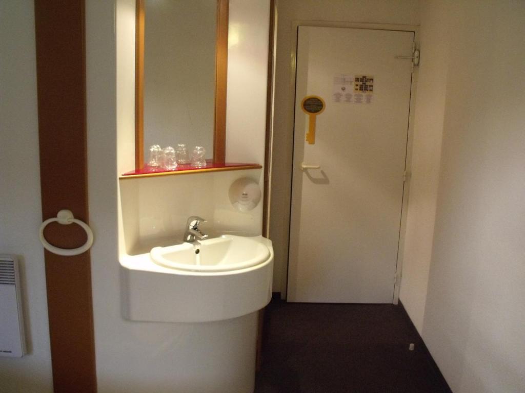 Quick Palace Auxerre Moneteau Room photo